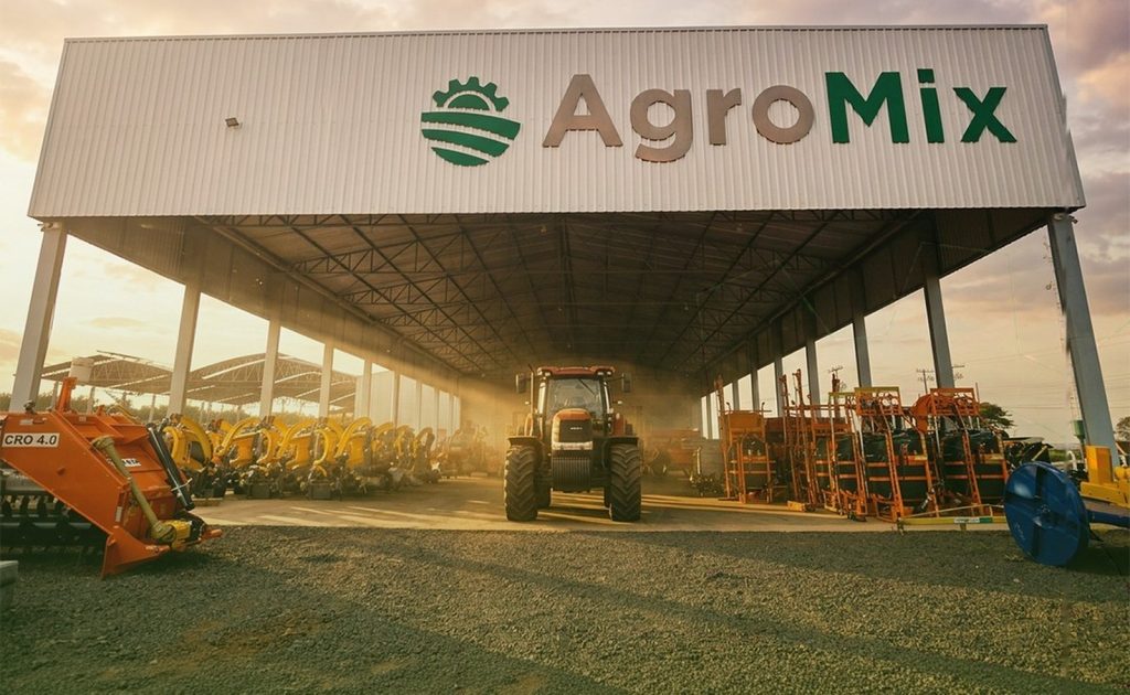 Barracão da Agromix Agrícola em Matão/SP com implementos agrícolas e trator
