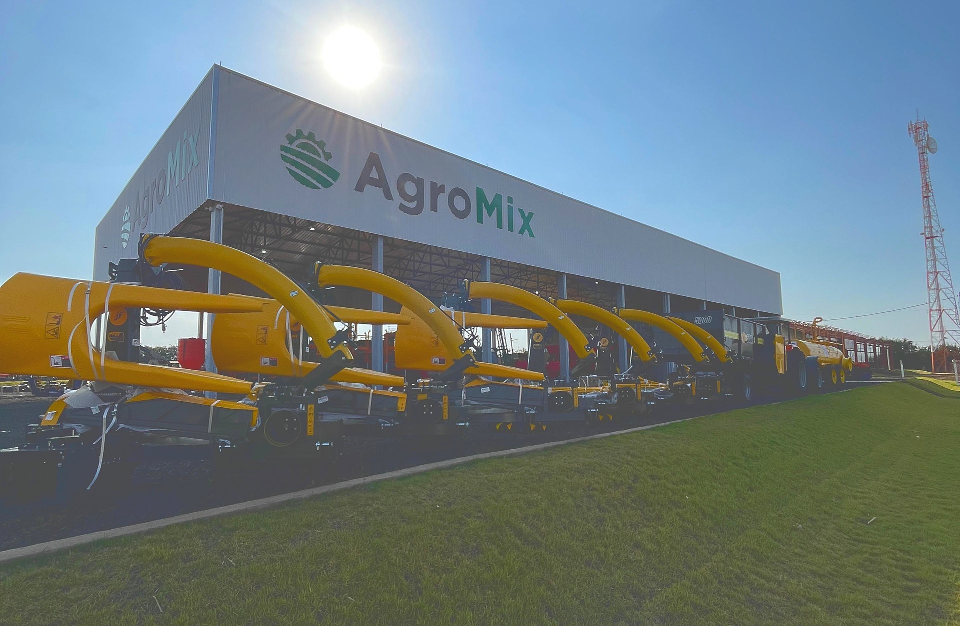 Loja da Agromix em Matão com colhedoras de forragem no pátio